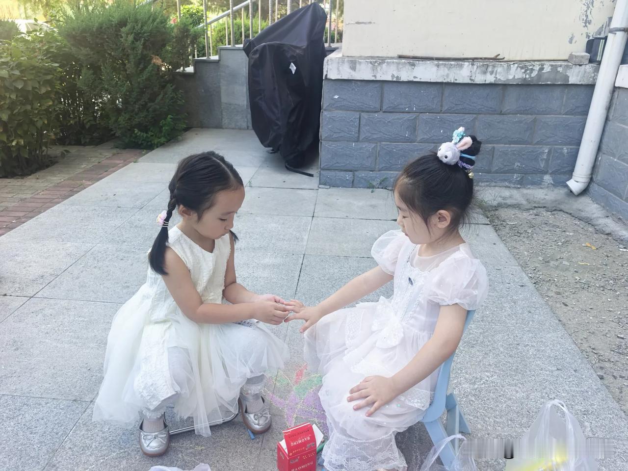 快到开学的日子了，小区里好几家都搬走了，因为孩子上初中或高中。他们中，有爷爷奶奶
