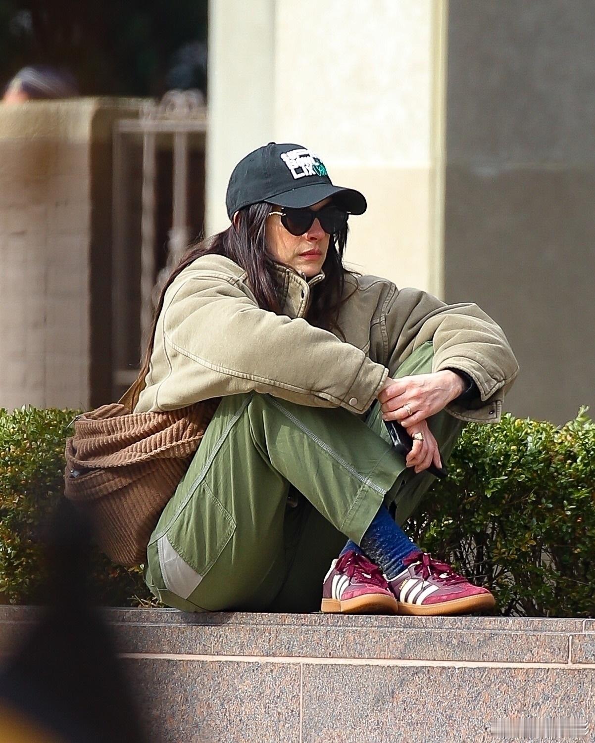 【高清】安妮·海瑟薇3月12日街拍。Anne Hathaway was spot