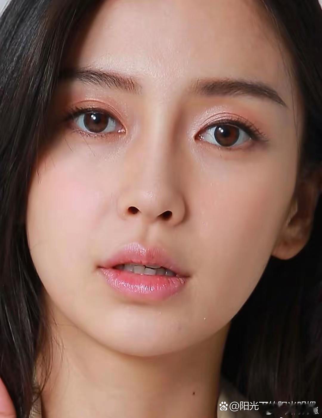 杨颖这张脸也太绝了！精致又灵动，简直是无数人心中的“梦中情脸”天花板，谁能拒绝这