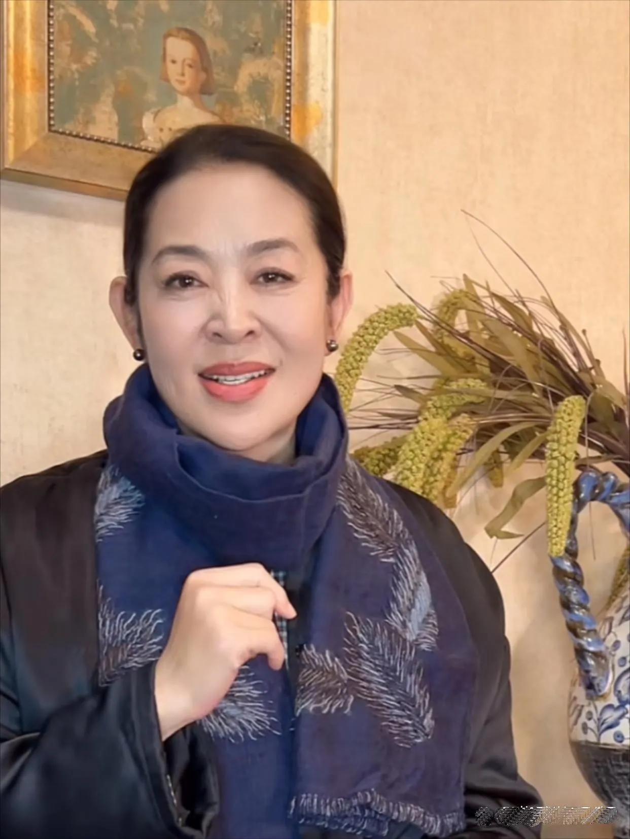 倪萍我非常喜欢的一名主持人，不仅是主持人，还是演员，作家，画家等，非常有才气。