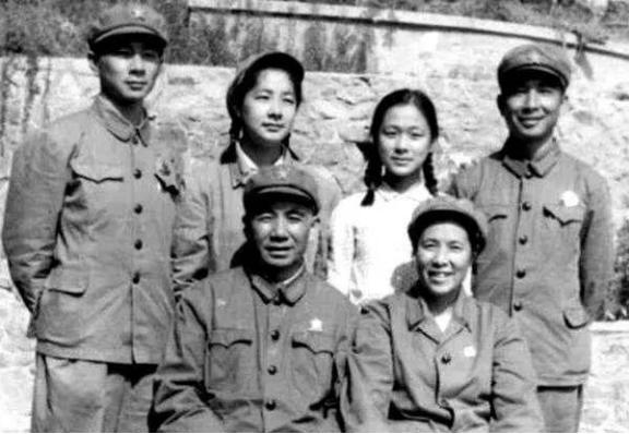 1930年，江西泰和，一个13岁的小伙跟着红军走了，投奔在队伍里的舅舅，家里留下