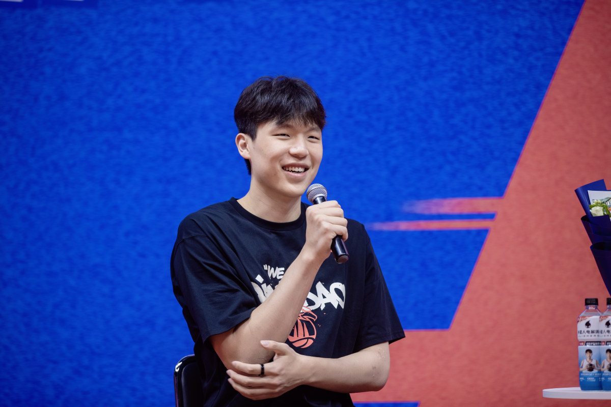 杨瀚森 杨瀚森已回国！肯定得回大国信看看呀！老东家球迷给予热情欢迎森的来信李晨口