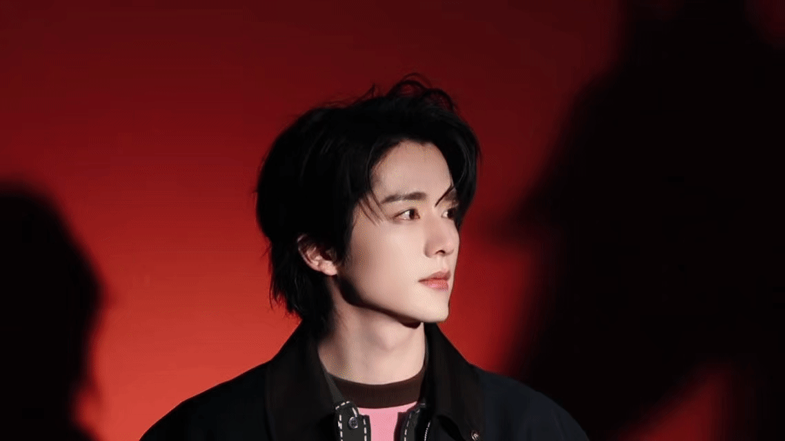 张新成你这是在玩火 漫不经心把玩火焰的动作太绝！明暗火光勾勒出分明棱角，眼神里慵