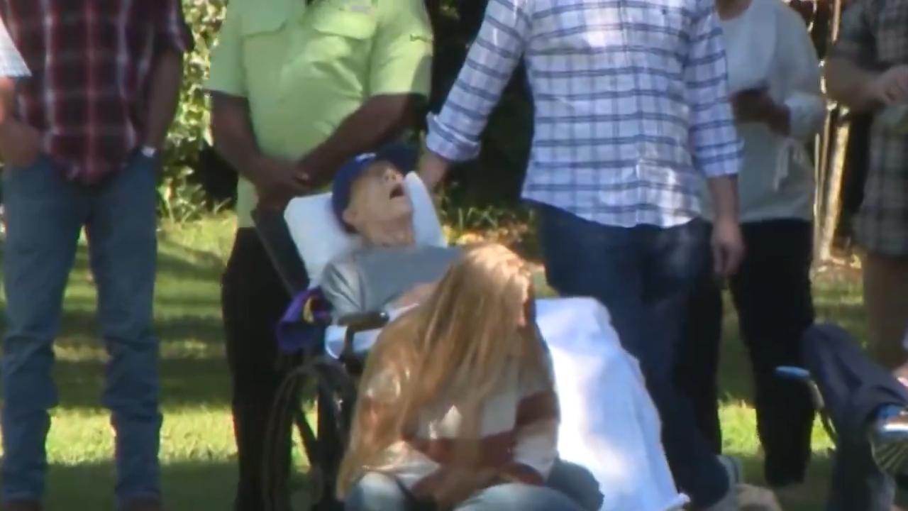 前总统吉米·卡特昨天在乔治亚州普莱恩斯庆祝了他的100岁生日。

据他的儿子说，