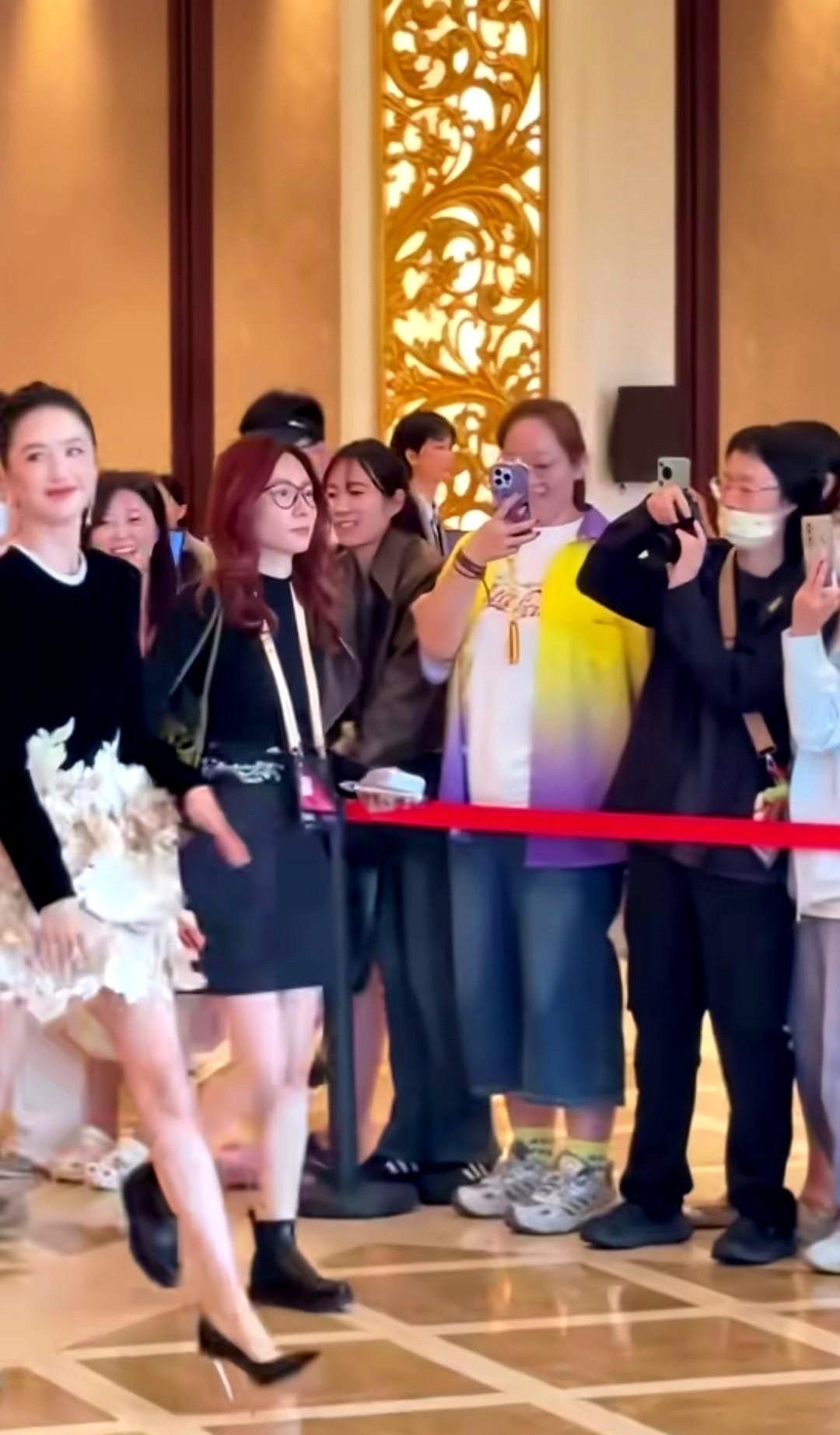 宁静一身白大褂上红毯，直接干到2.3亿话题量。
佟丽娅宋佳穿高定被夸好看，却没刷