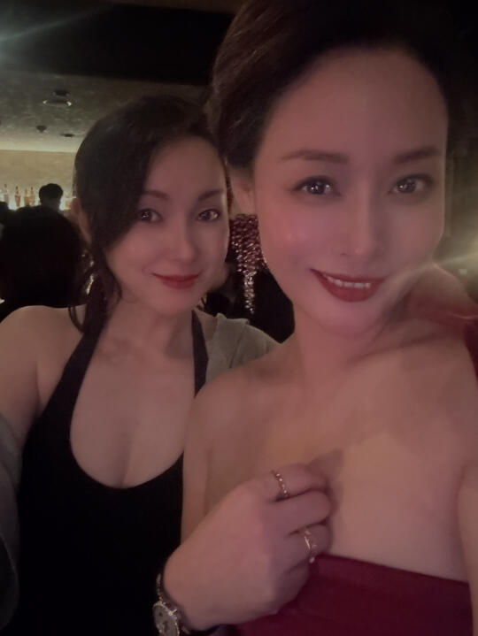华灯初上 姐妹相聚👭