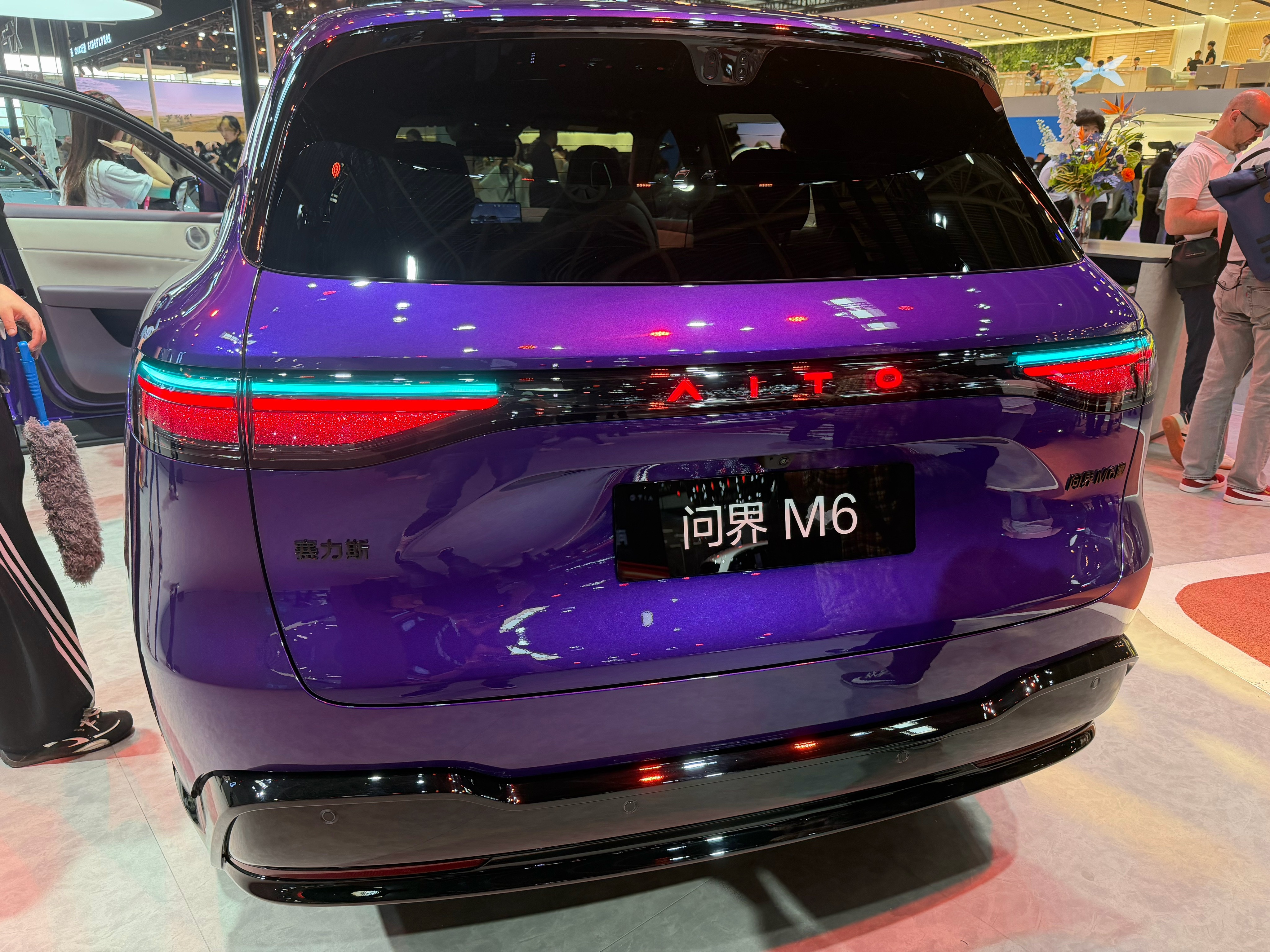 问界展台M9加长版两次想进去看都有人，看的人实在是太多了，排不上，看下来展台上关