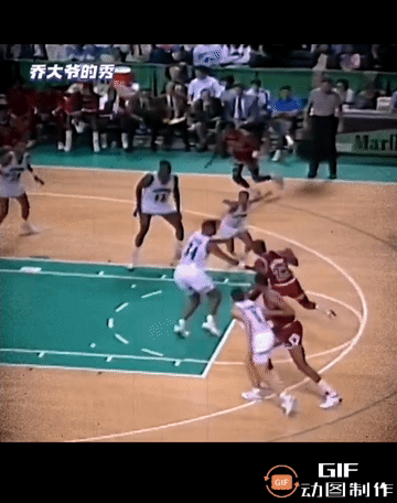 乔丹右手太强大了！伸伸胳膊就是一个假动作。