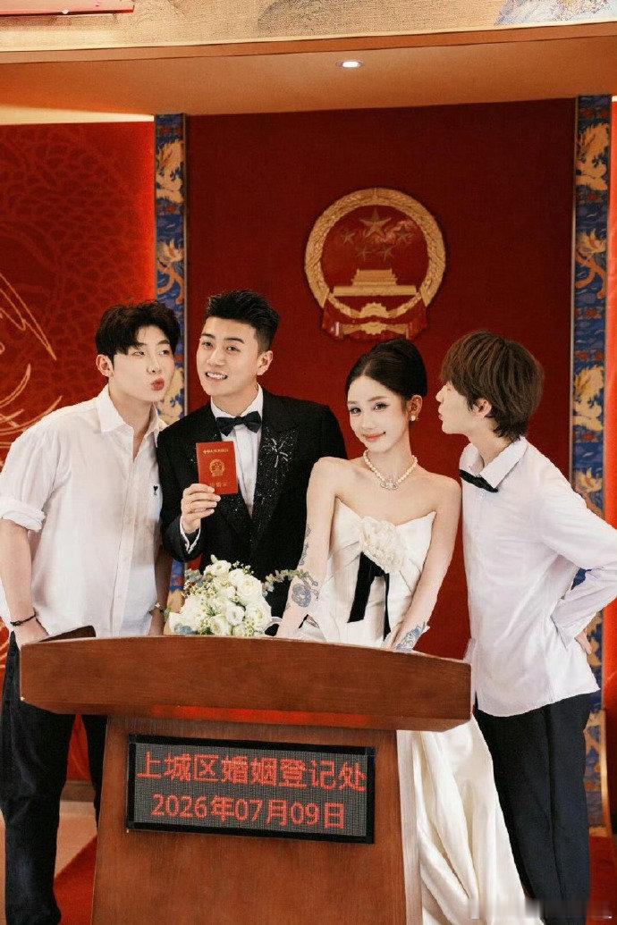 薛小婉晒婚纱照 六年拉扯终圆满！薛小婉晒婚纱照 + 结婚证官宣领证，一路磕磕绊绊