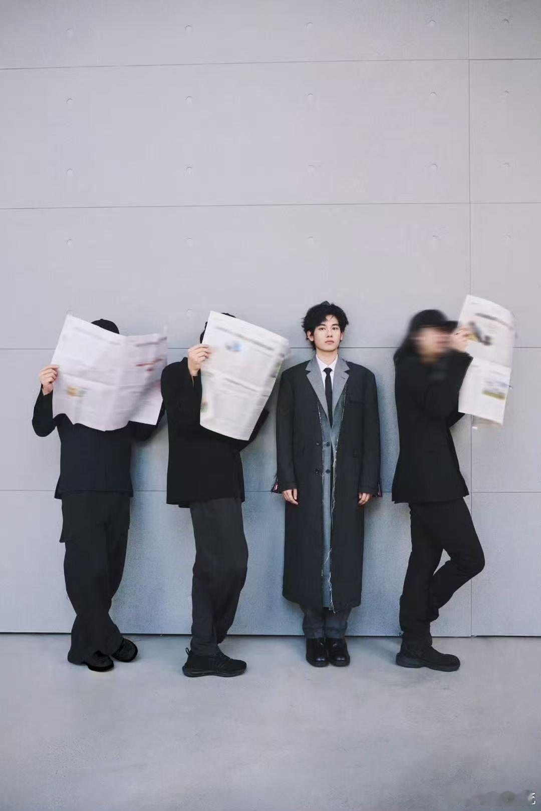 胡先煦又在不动声色地美了 原来“不动声色”也能这么抢镜！胡先煦红毯上穿黑灰大衣，