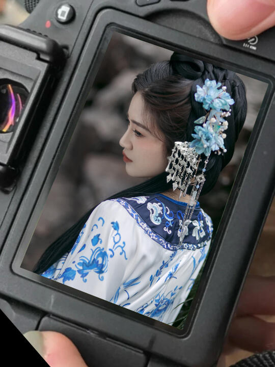 当青花瓷纹汉服邂逅园林的水墨后 … 😏
