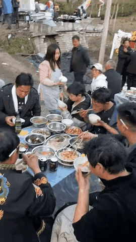 吃饭的时候，为什么要强行给别人盛上一碗饭？不明白这是一种什么样的习俗，代表着什么
