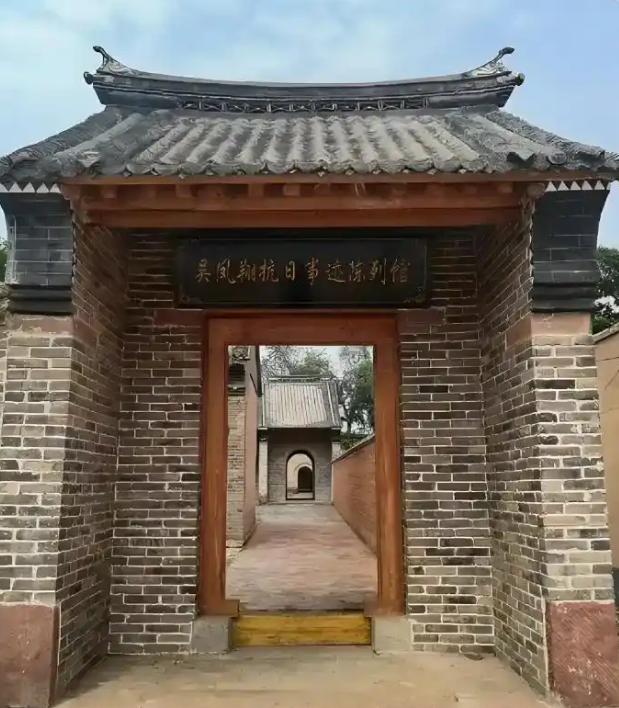 抗日英雄里，吴凤翔的路子的够野，他25岁就加入了中共。
抗日英雄里，吴凤翔的路子