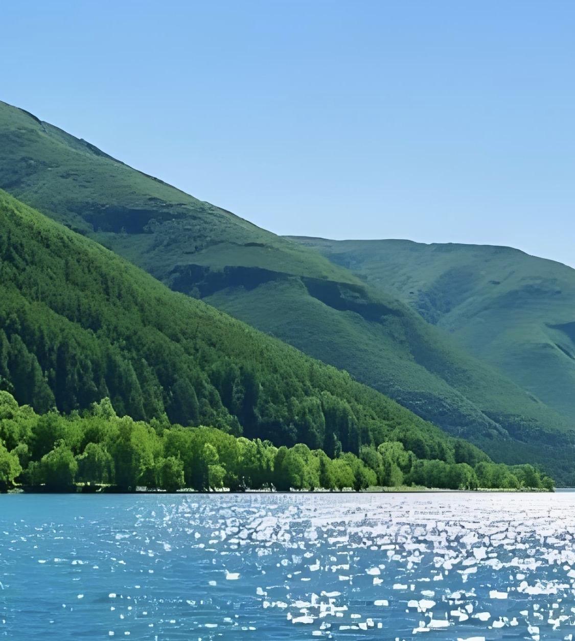 上联“春风染就千山秀”，春风一吹，千山都变得秀丽。我对下联“秋霜画出万树娇”。秋