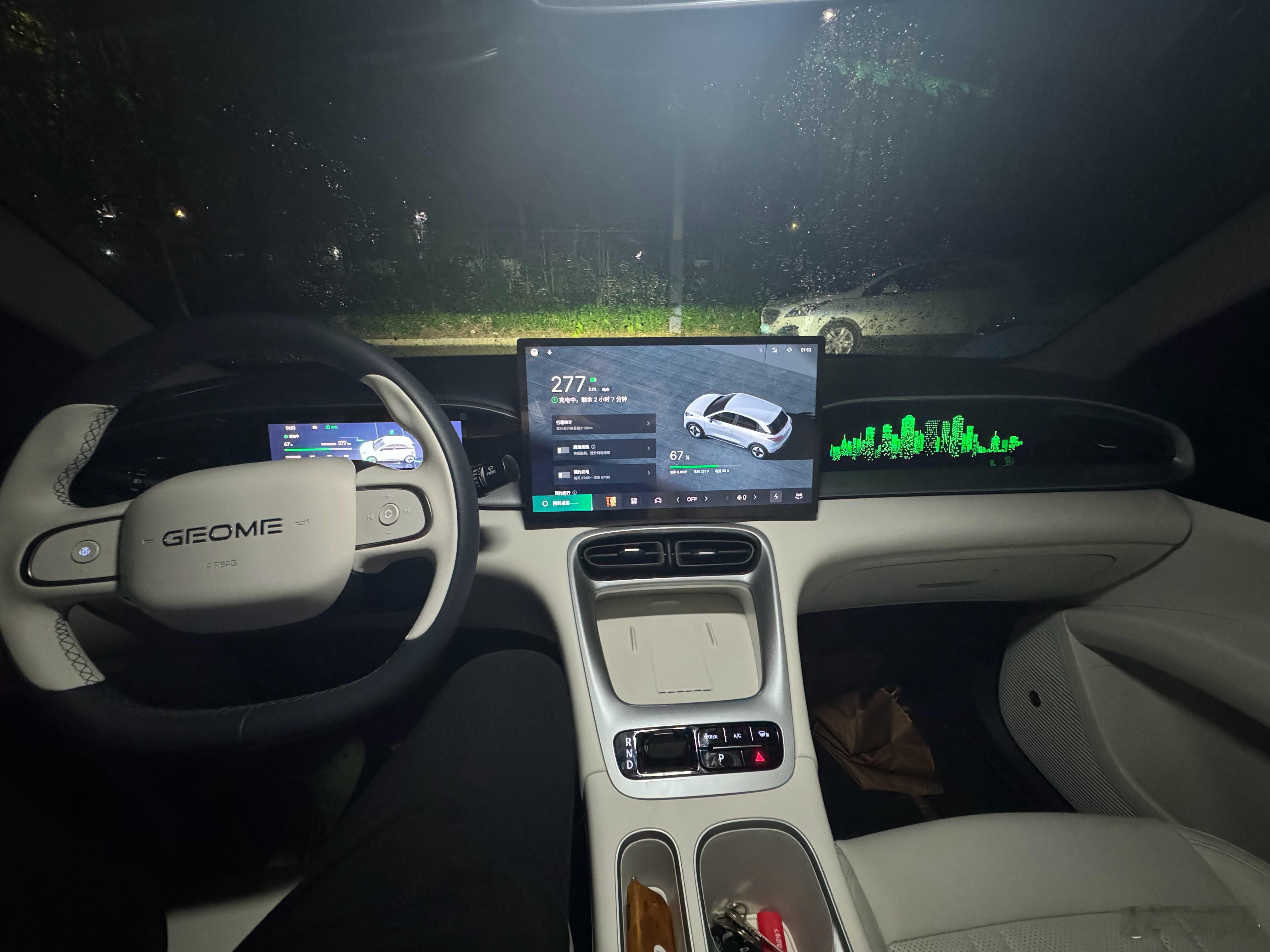 大半夜睡不着，下楼挪个车。插上充电枪，顺便坐车上思考一下人生。 吉利星愿 这个F