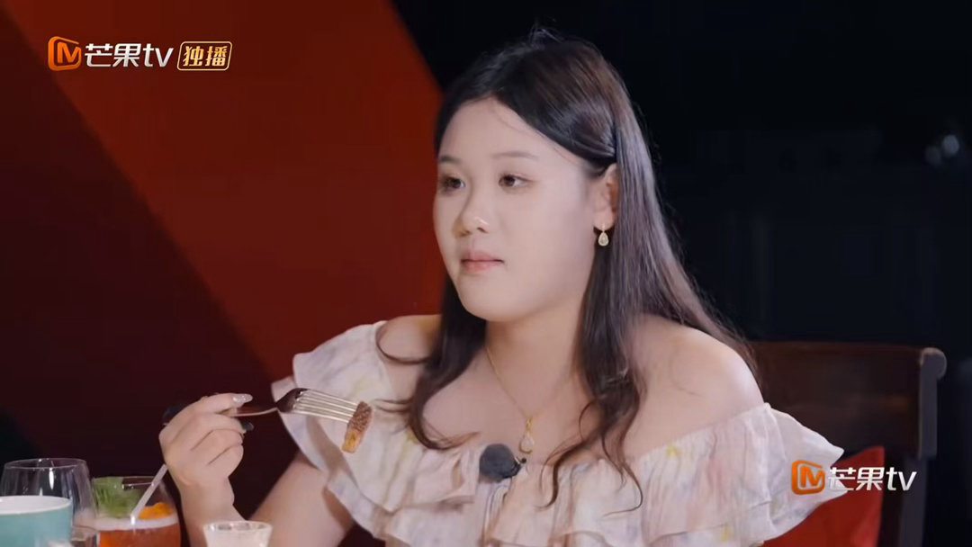 张家齐妈妈让她用工资给自己买生日礼物张家齐觉得妈妈只在意自己的事业 《我家那闺女