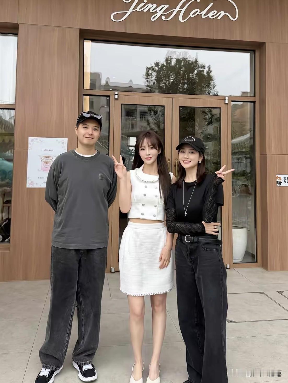 中间这位气质不错，有点明星脸。
