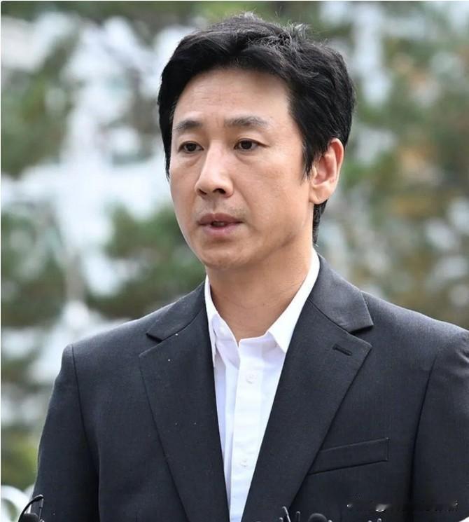 李善均自杀再次证明做艺人在韩国是一份高危的职业，长得好看的都要遭受财阀的蹂躏，演