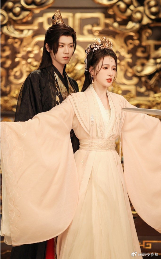 100部微短剧中精品剧仅有不到2部流量至上让微短剧野蛮生长，正能量精品稀缺。应与