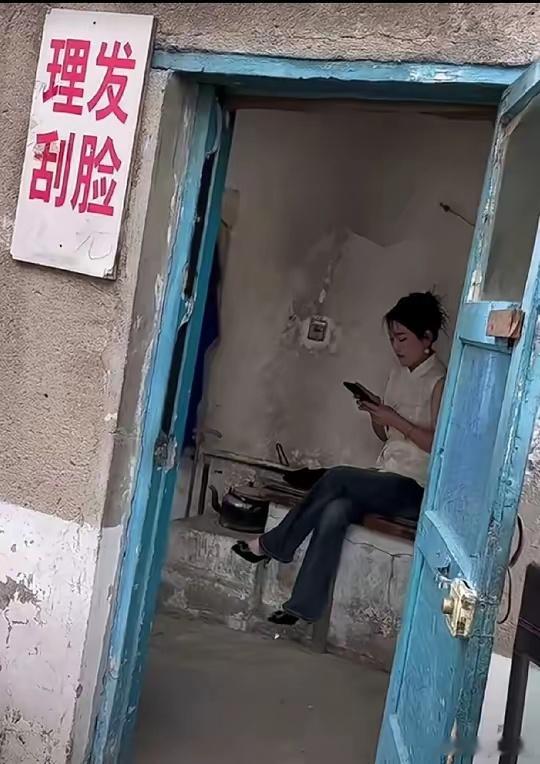 头发有点长了，来理个发！[嘻嘻] ​​​