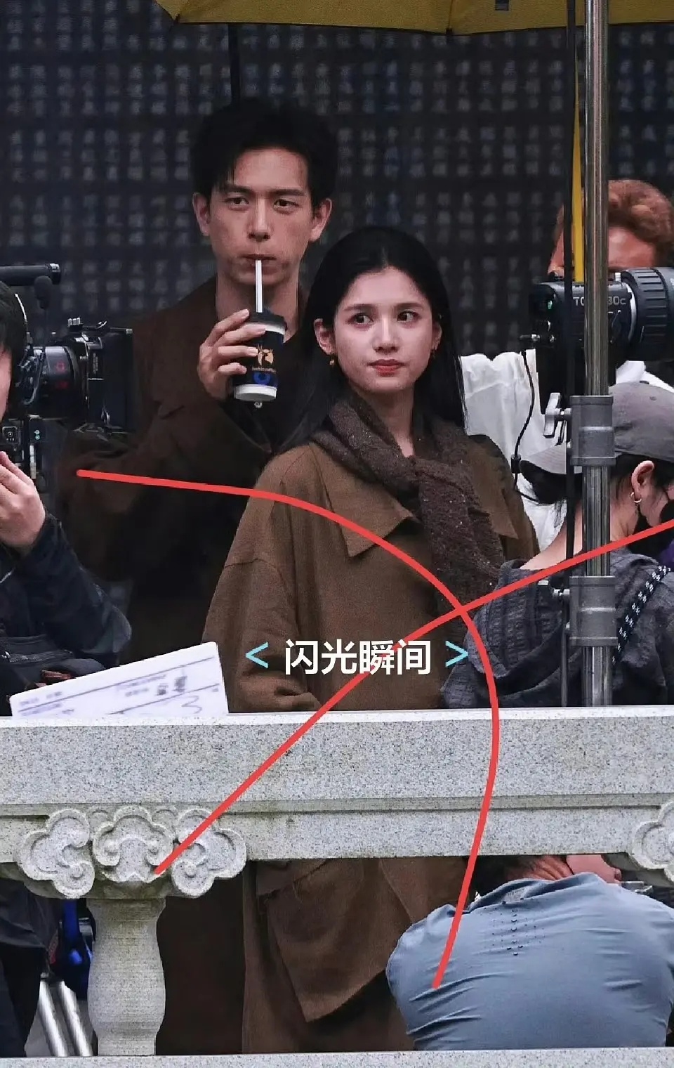 李现喝咖啡，张婧仪喝可乐。 