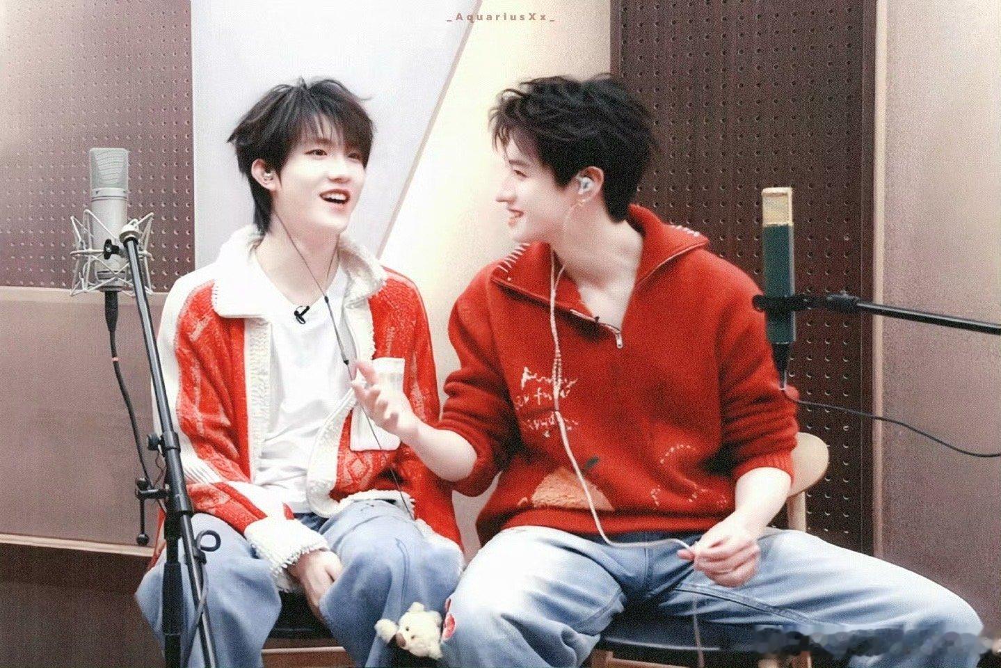 朱志鑫苏新皓掰大腿朱志鑫苏新皓双人电台掰大腿互不相让，电台里又很懂彼此，这种又闹