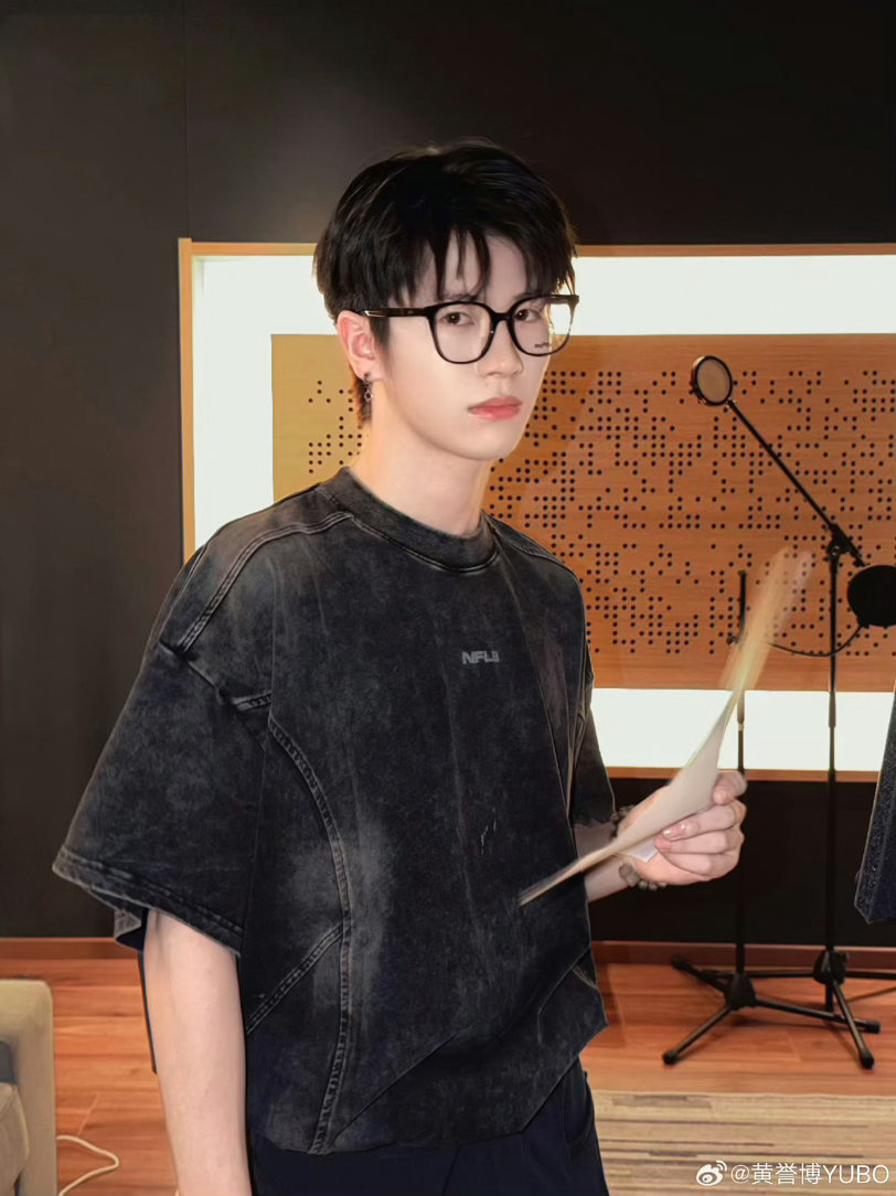 黄誉博发文道歉面对舞台上出现的破音失误，黄誉博主动发文向观众致歉。对待舞台心怀敬