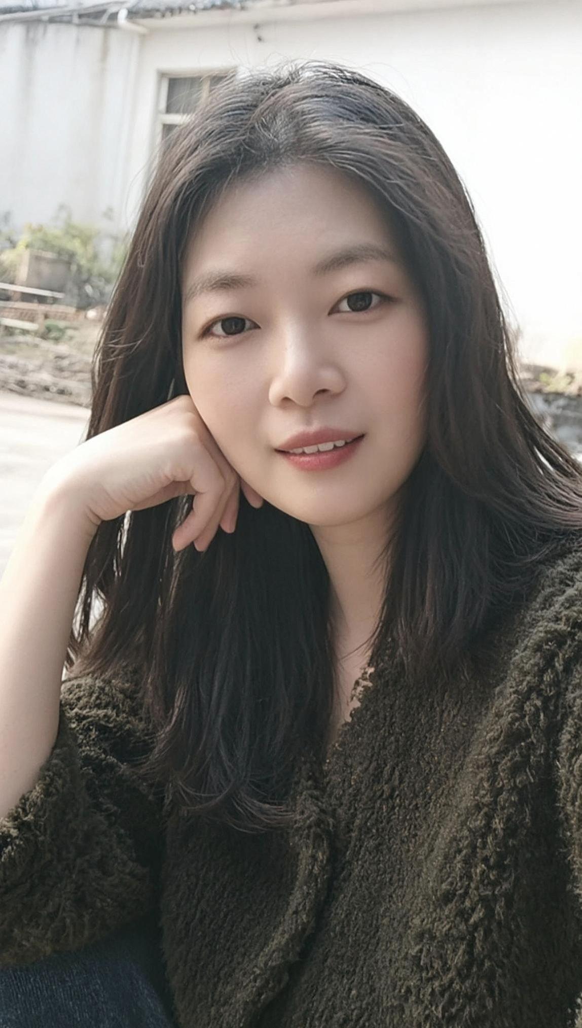 AI日常低饱和自拍  甜美女孩颜值在线穿搭