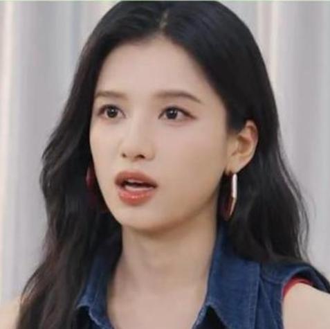 张婧仪“我很喜欢我自己”的坦诚表达。一种深刻的内省和主动的人生选择。
在2026