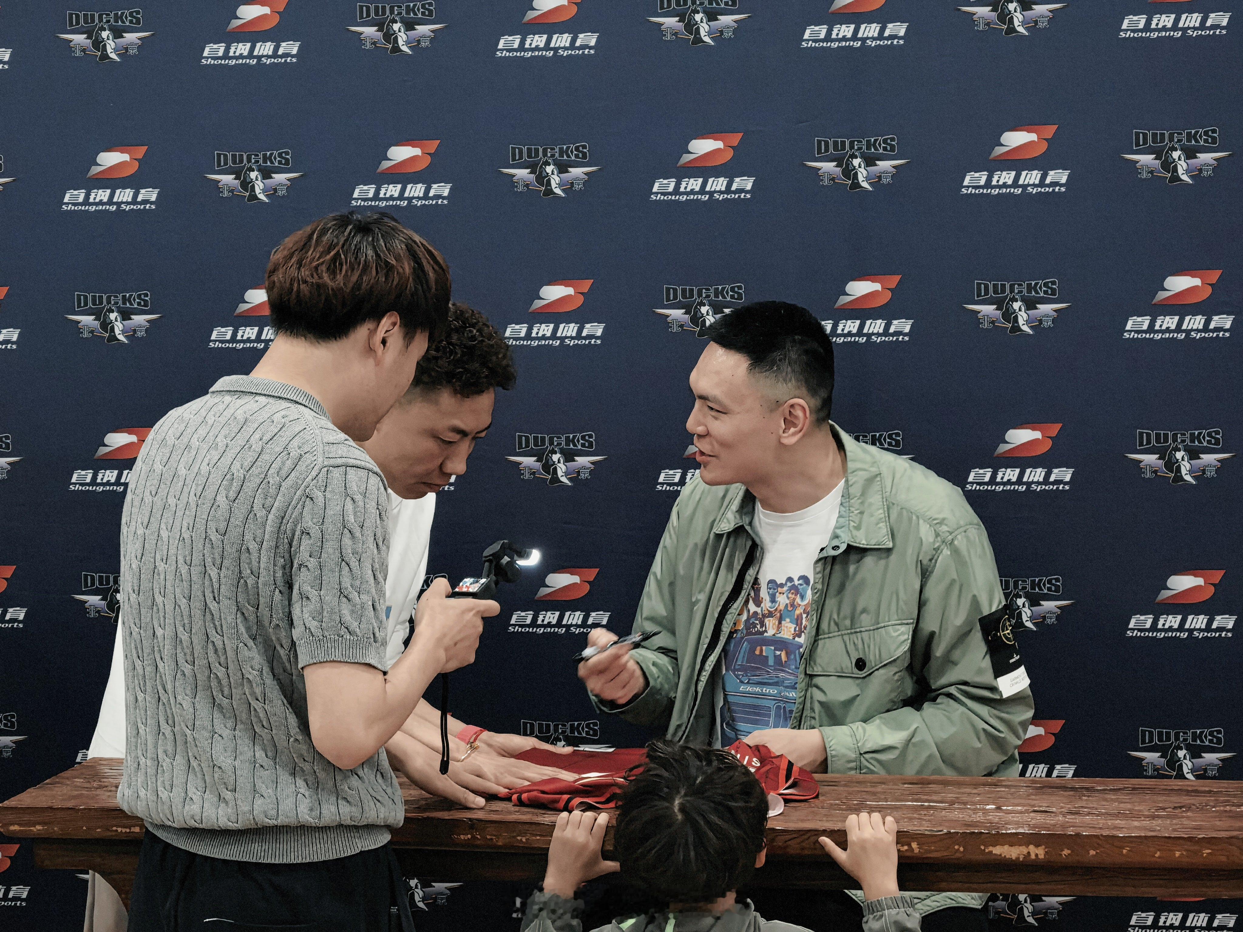 朱彦西退役仪式球员朱彦西→教练朱彦西🏀 