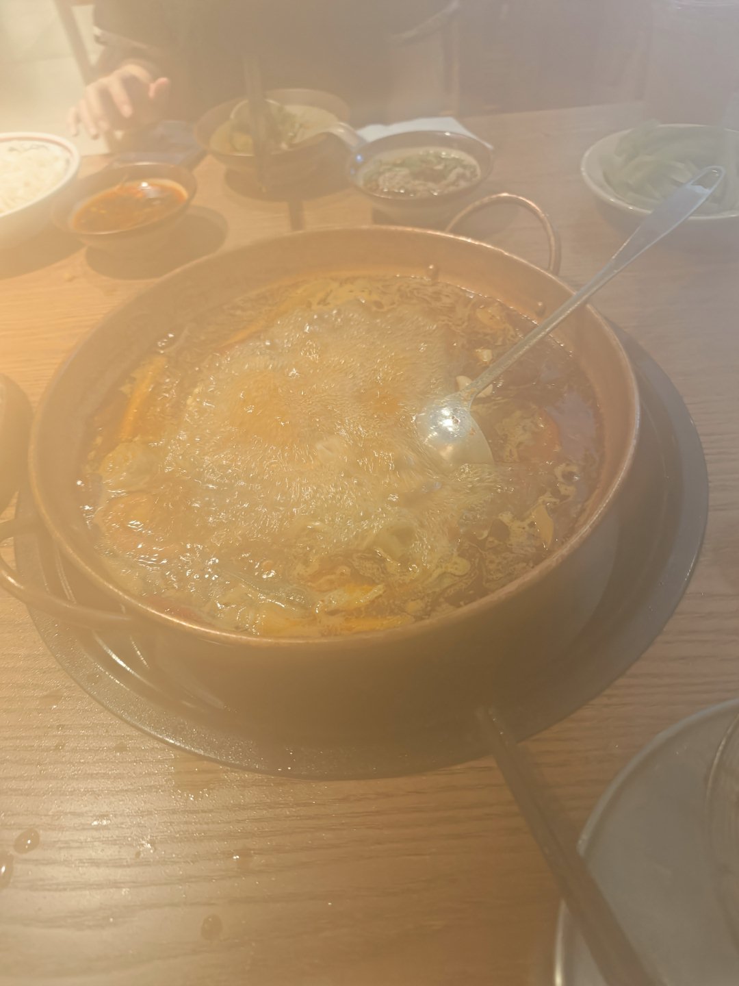 吃火锅遇到个啥比男的，一看就那种做体力活的，先是把脚放桌子上然后要服务员拿菜单，