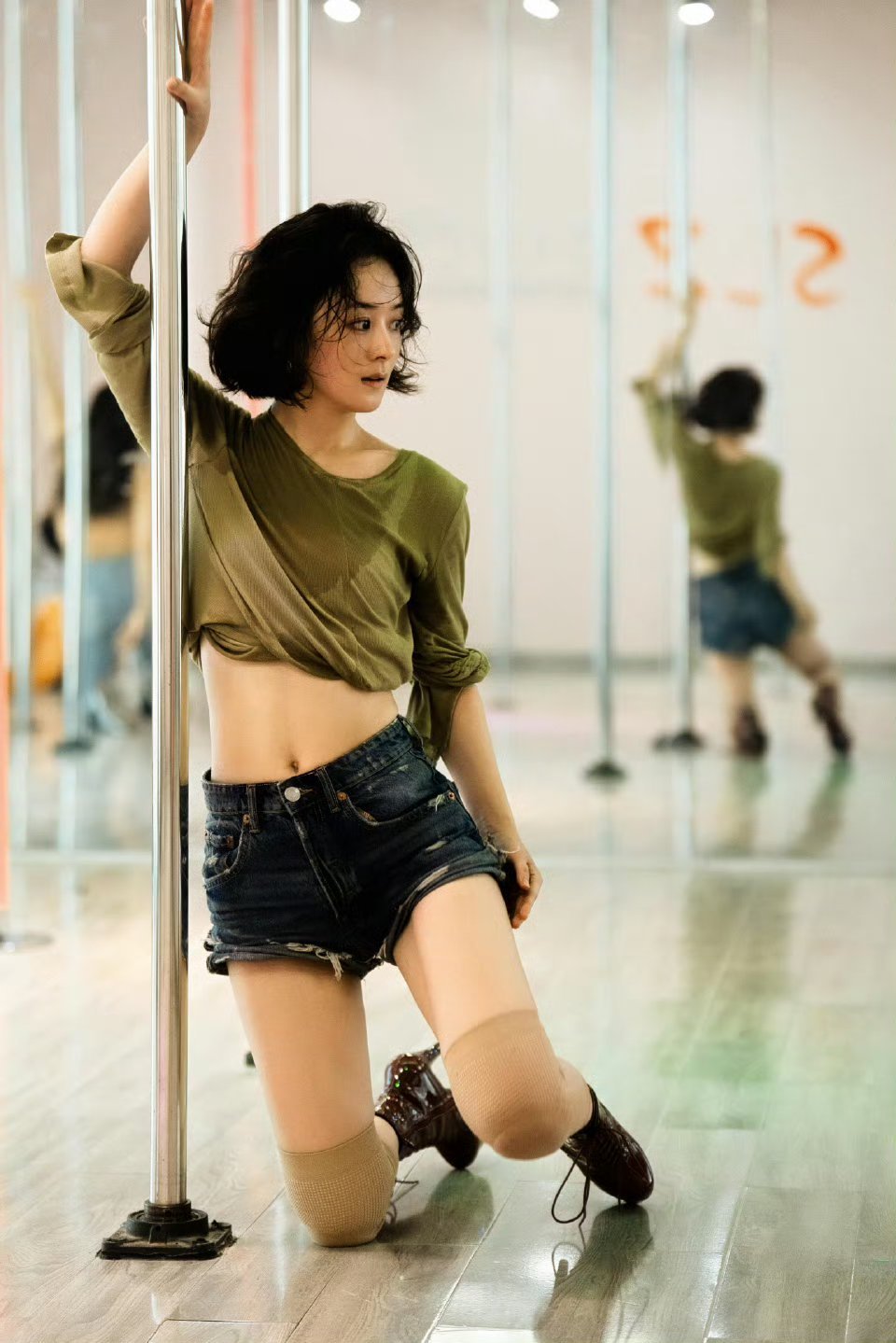 赵丽颖高月香的舞蹈训练图 赵丽颖工作室发了几张高月香的钢管舞训练图。姐姐好辣，视