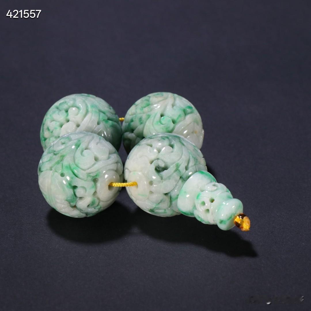 清代 翡翠镂空雕花纹隔珠三通配饰。
规格-珠径2.5cm 重99.3g