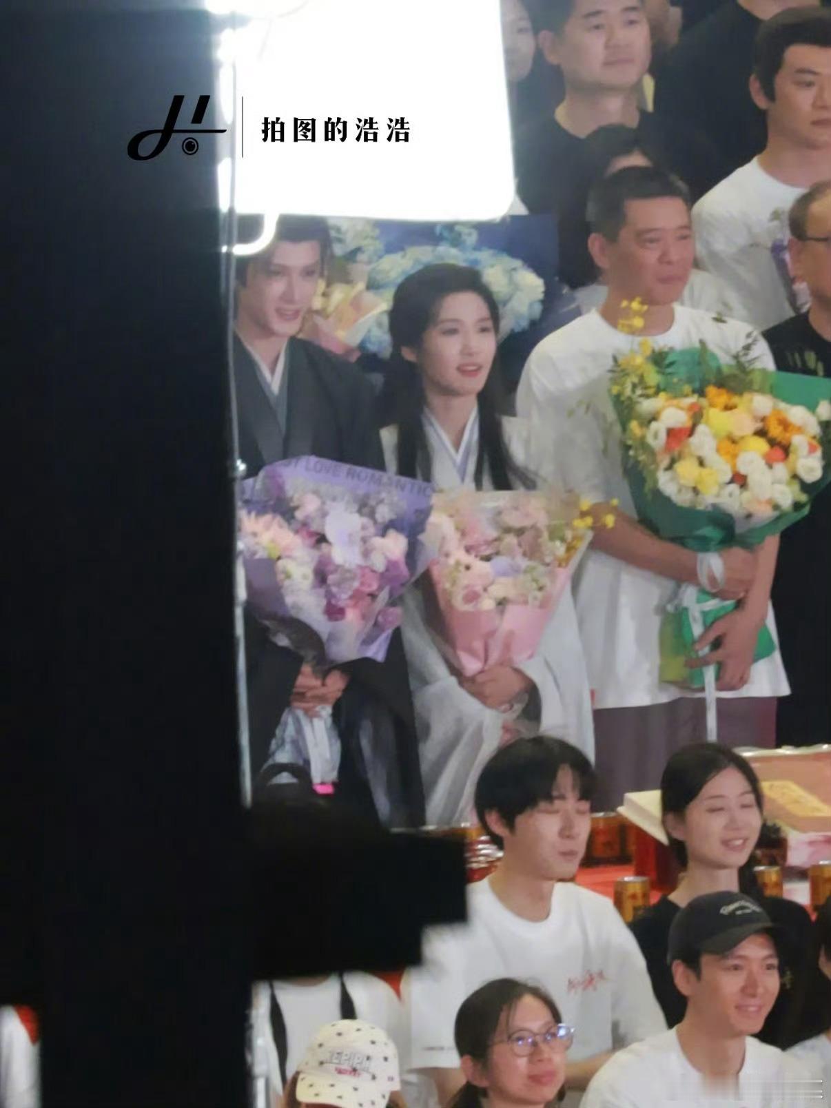 檀健次—何不同舟渡正式杀青了，还请大家吃了烤全羊，用心暖心檀健次都杀青了离正式和
