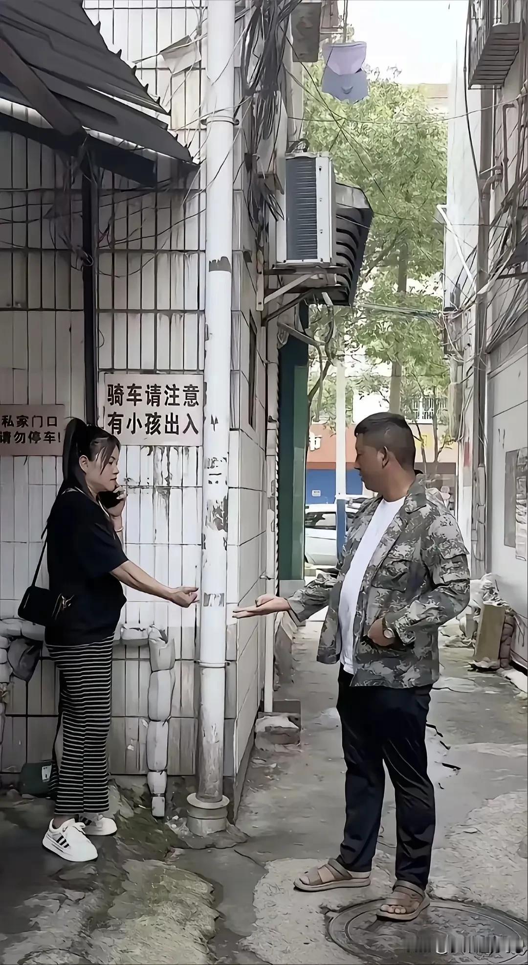 谁他俩在小巷里比划啥？酒都没有，不可能是在划拳吧？看着也不像在石头剪刀布！