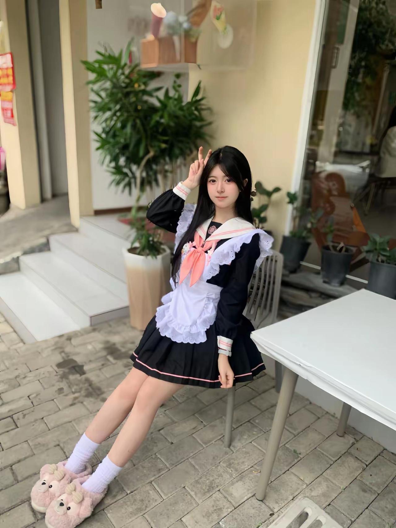 蕾丝花边与粉色领结揉出甜妹氛围感，踩着毛绒拖鞋的随性，让女仆装的可爱多了几分慵懒