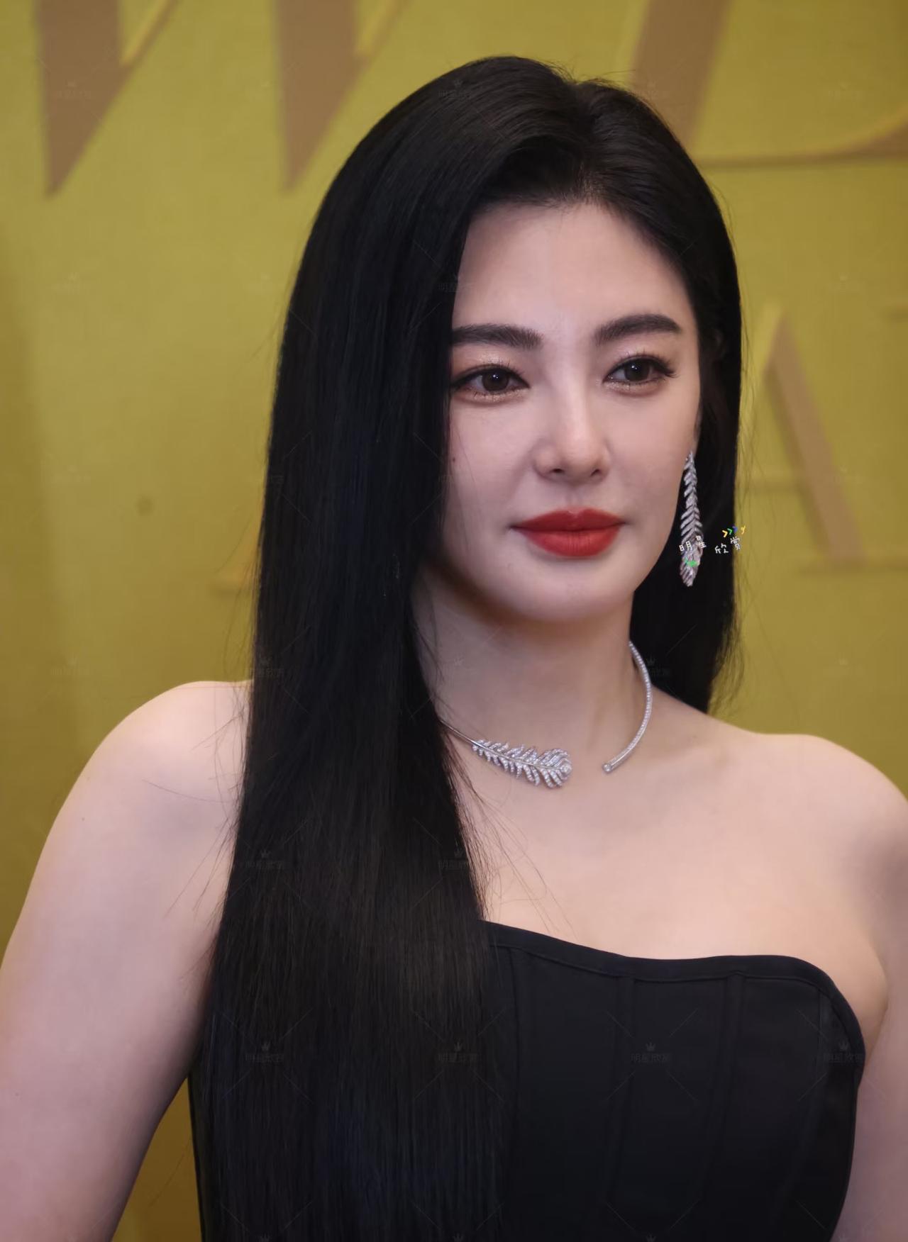 张雨绮代孕这事，
如果是真的，那她的事业可能就要彻底毁了，
毕竟代孕在国内是严明