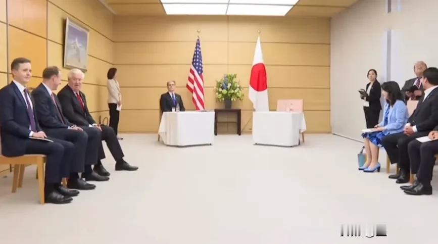 访华前，贝森特与高市早苗会晤，会议现场座席安排让人意外。
5月12日，美国财长贝