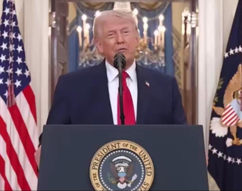 川普19分钟全国演讲，
其实另有所图。
川普全程没看稿，十分流畅。
因为讲的全是