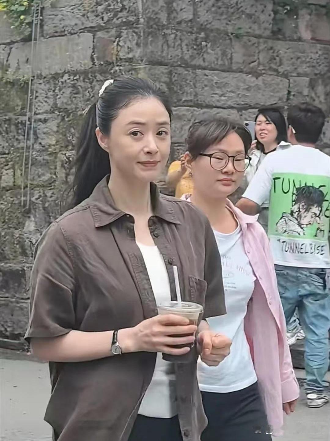 线下遇到了蒋欣，⁠⁠‌她没化妆，说实话有点小失望。不过她的‌⁠仪﻿⁠态还是挺不‌