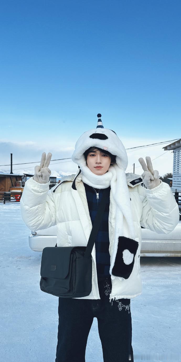 宋亚轩比耶新方式宋亚轩雪地明信片 宋亚轩比耶新方式，宋亚轩雪地明信片，帽子一九分