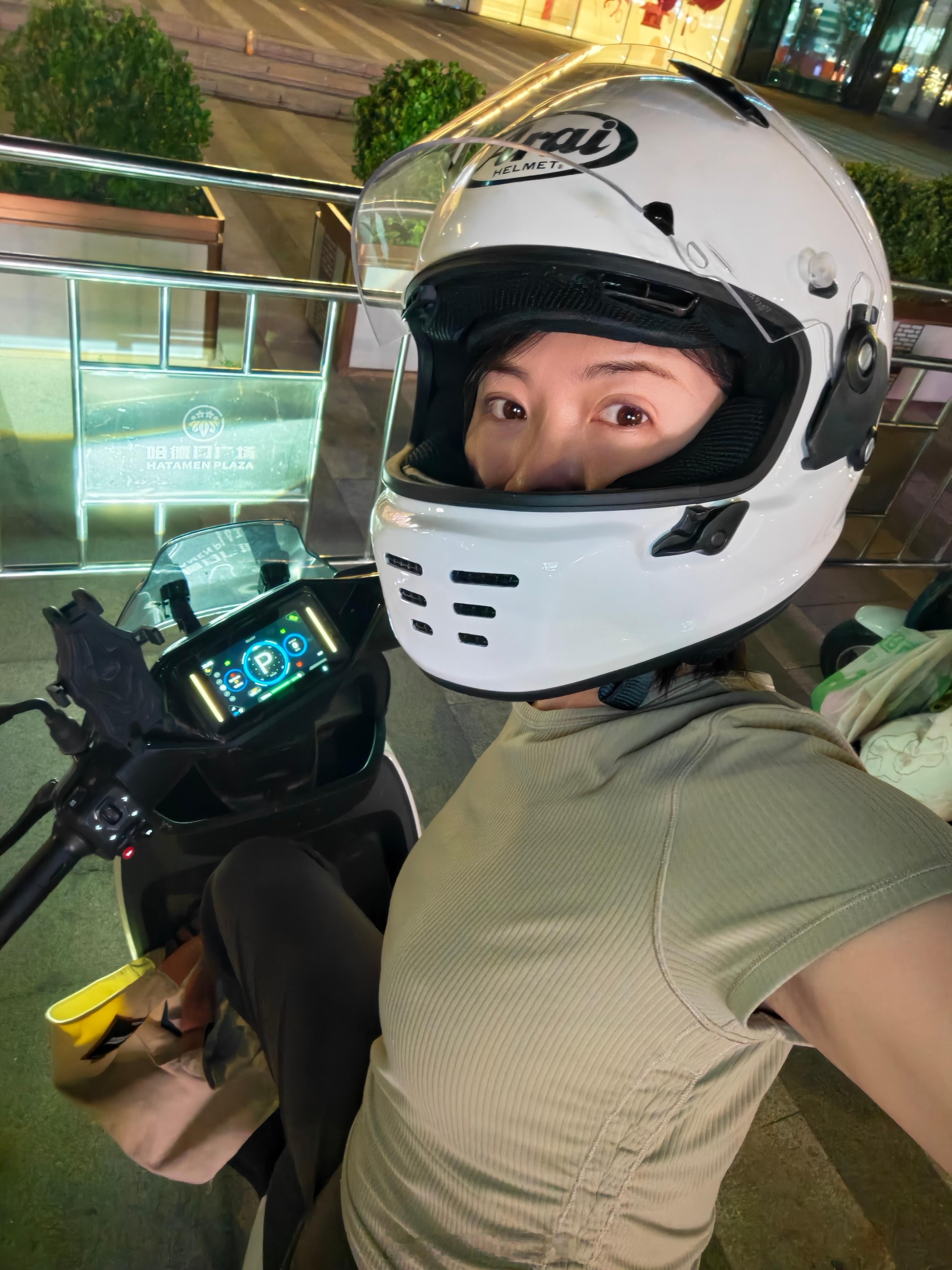 是骑电驴但戴全盔的选手一枚拥有九号机械师二代之后非常幸福，生活半径都变长了西西出