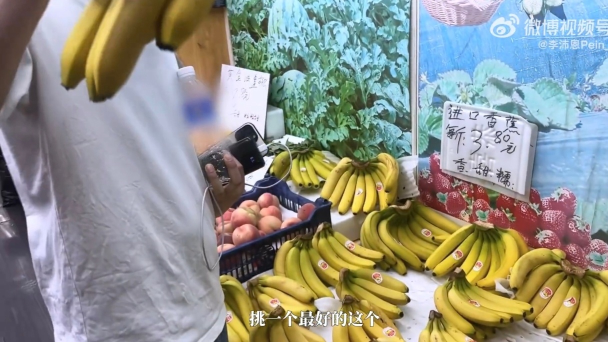 这衣服，就很平凡日常的两口子出来买菜