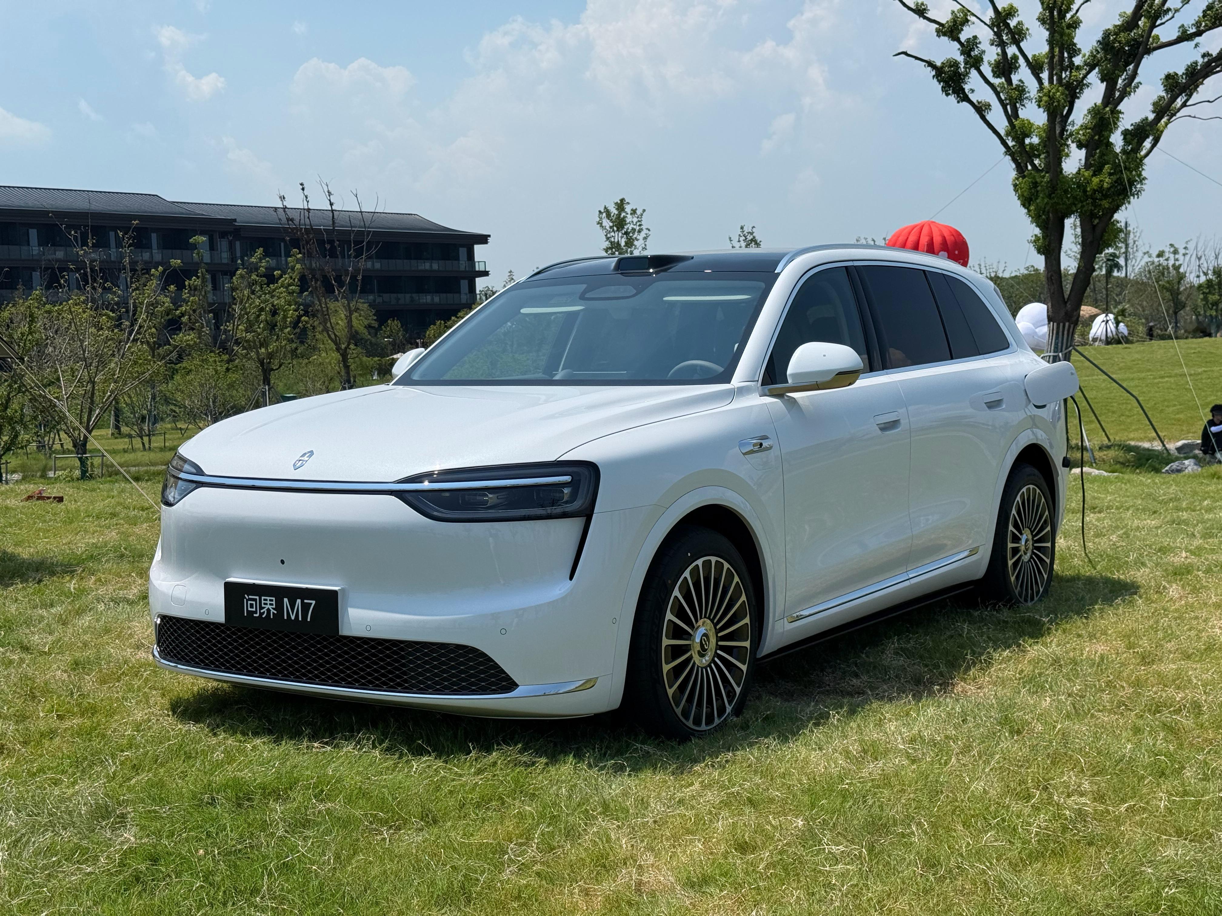 全新M7拍完了，几个不同颜色以及轮圈的搭配，你喜欢哪个？全新问界M7全新问界M7