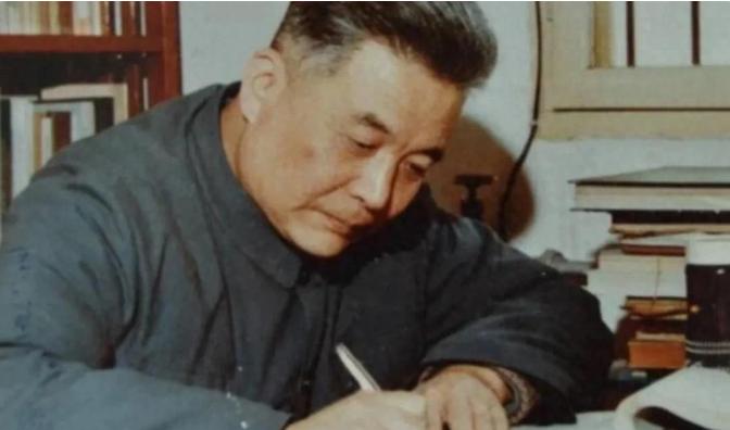 1986年7月，弥留之际的邓稼先突然提出一个愿望，想要再去看一次天安门。站在人民