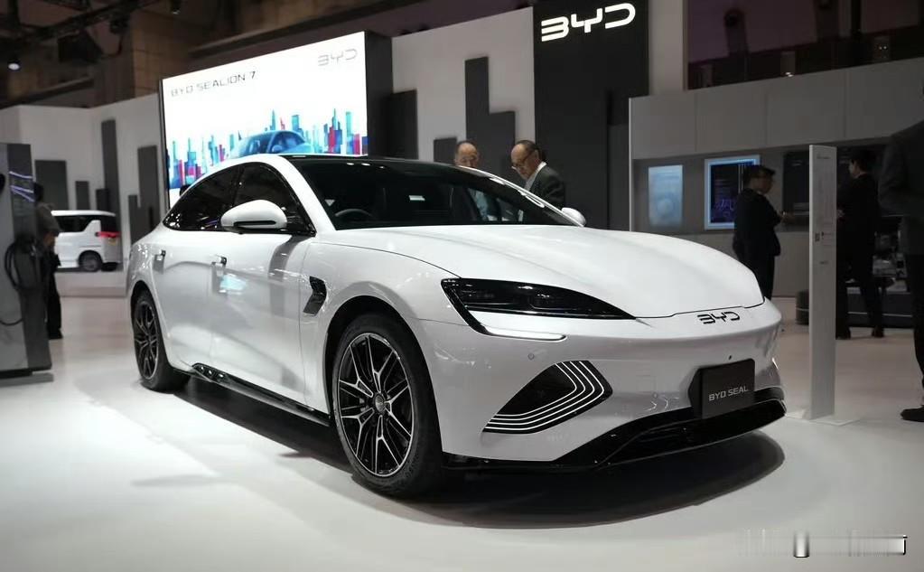 中国人：欧洲人真富有，连租出车都是奔驰
欧洲人：中国人真富有，连出租车都是比亚迪