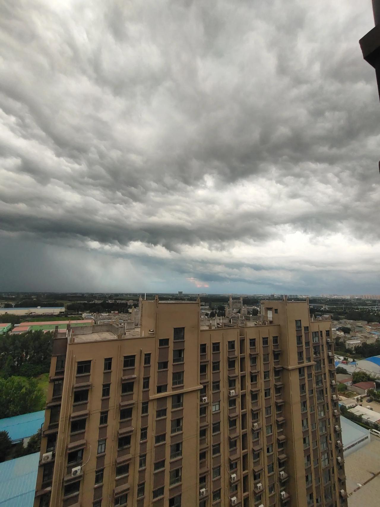 没下雨之前拍的天空照片，乌云密布压满天看着心里好着急。着急下雨涵洞水太多过不去，