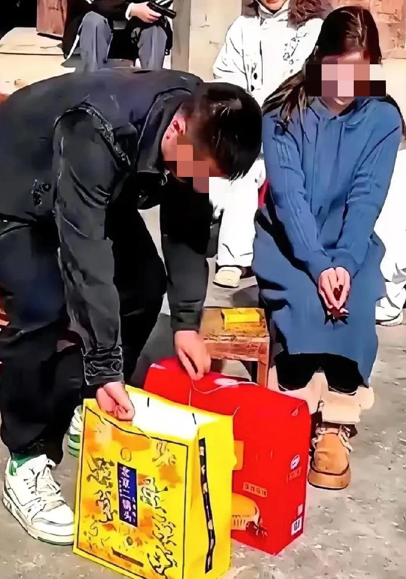 一小伙子去相亲，带了几百块钱的礼物过去，聊了半天，女方觉得两个人不合适。

小伙