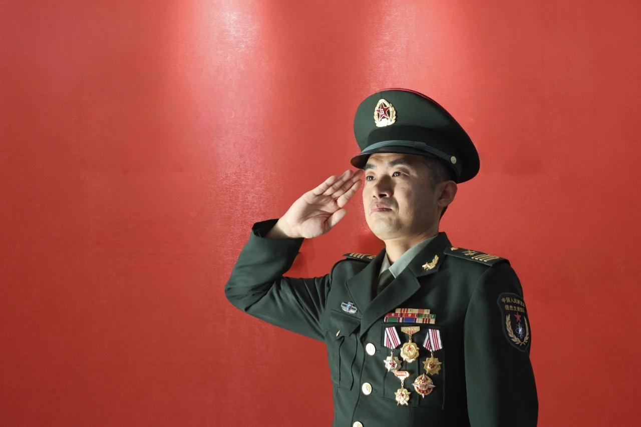 当保障模式转型时
已是不惑之年的吕成林再次迎难而上
主动投身新的领域刻苦钻研
从