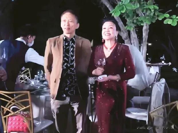 汪小菲此次大婚，张朝阳再度现身婚礼现场。从前汪与大S婚礼上，张朝阳因拍摄透露被大
